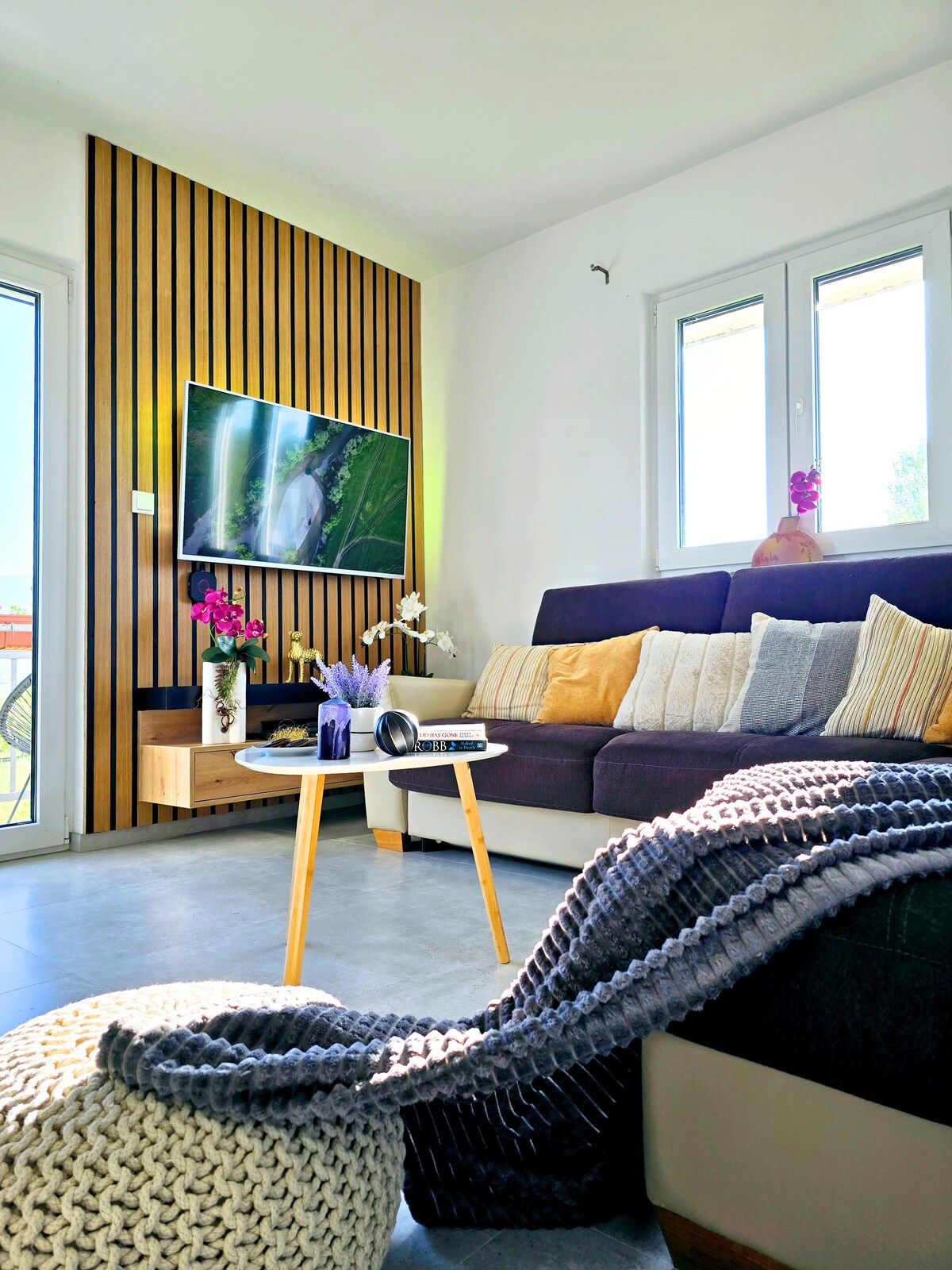 Wohnzimmer mit Sofa, Balkonzugang und Bergblick, Ferienhaus Biograci