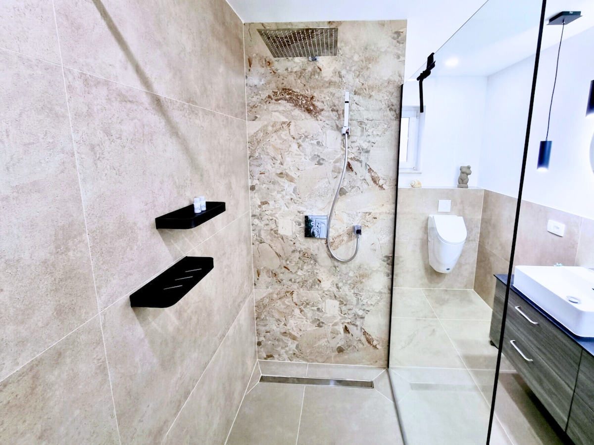 Modernes Badezimmer mit Regendusche und Glaswand, Ferienhaus Biograci