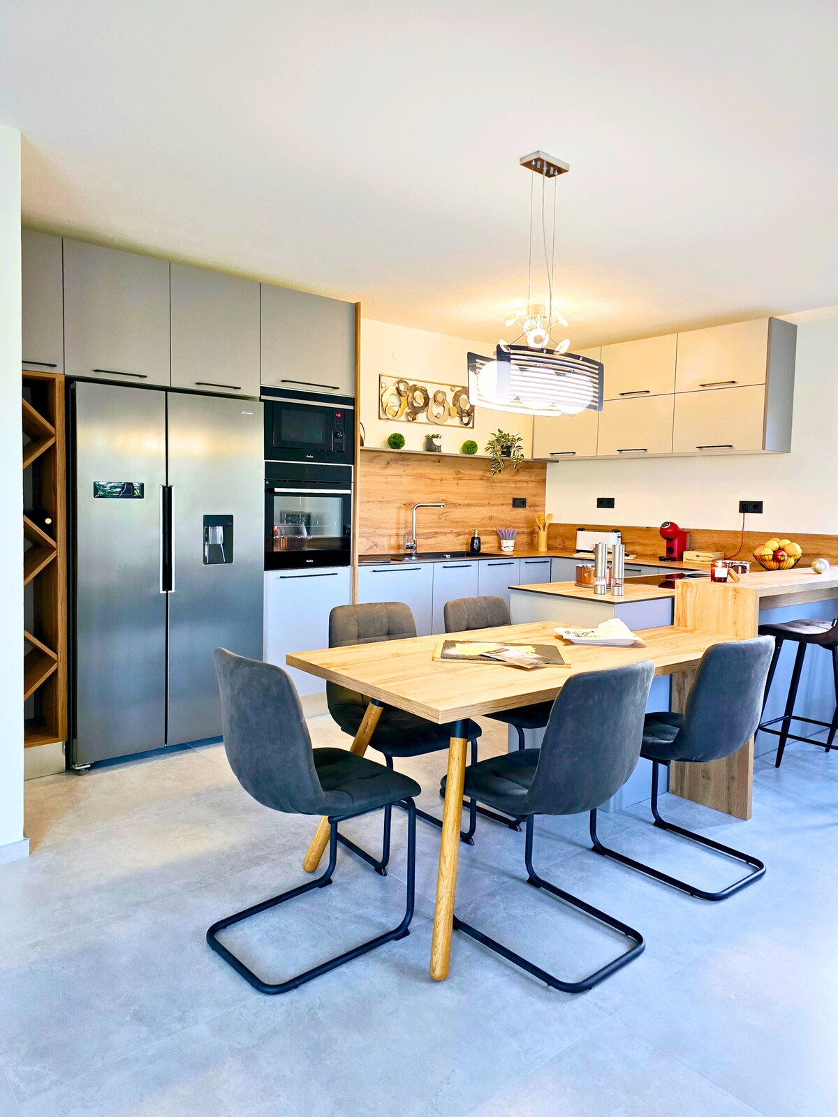 K&uuml;che mit Essbereich, Esstisch und American Fridge, Ferienhaus Biograci