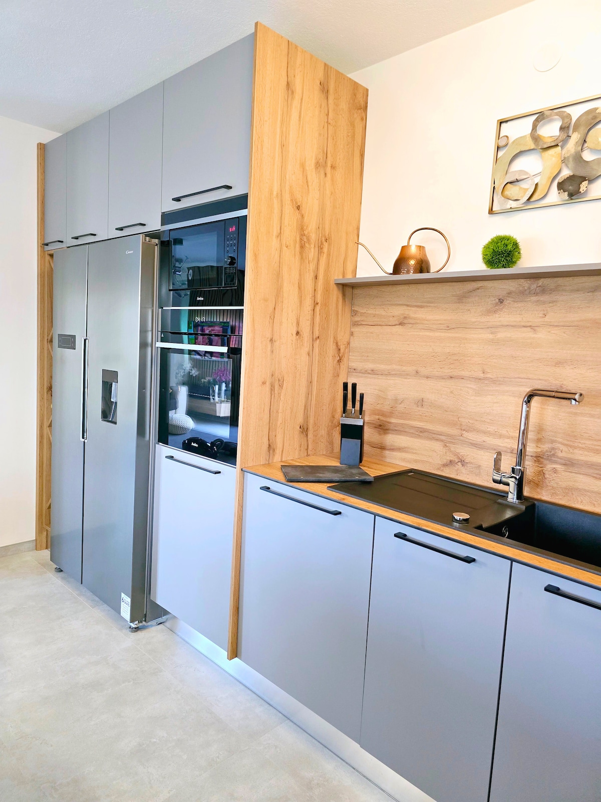 Einbaubackofen, Mikrowelle und American Fridge in der modernen K&uuml;che