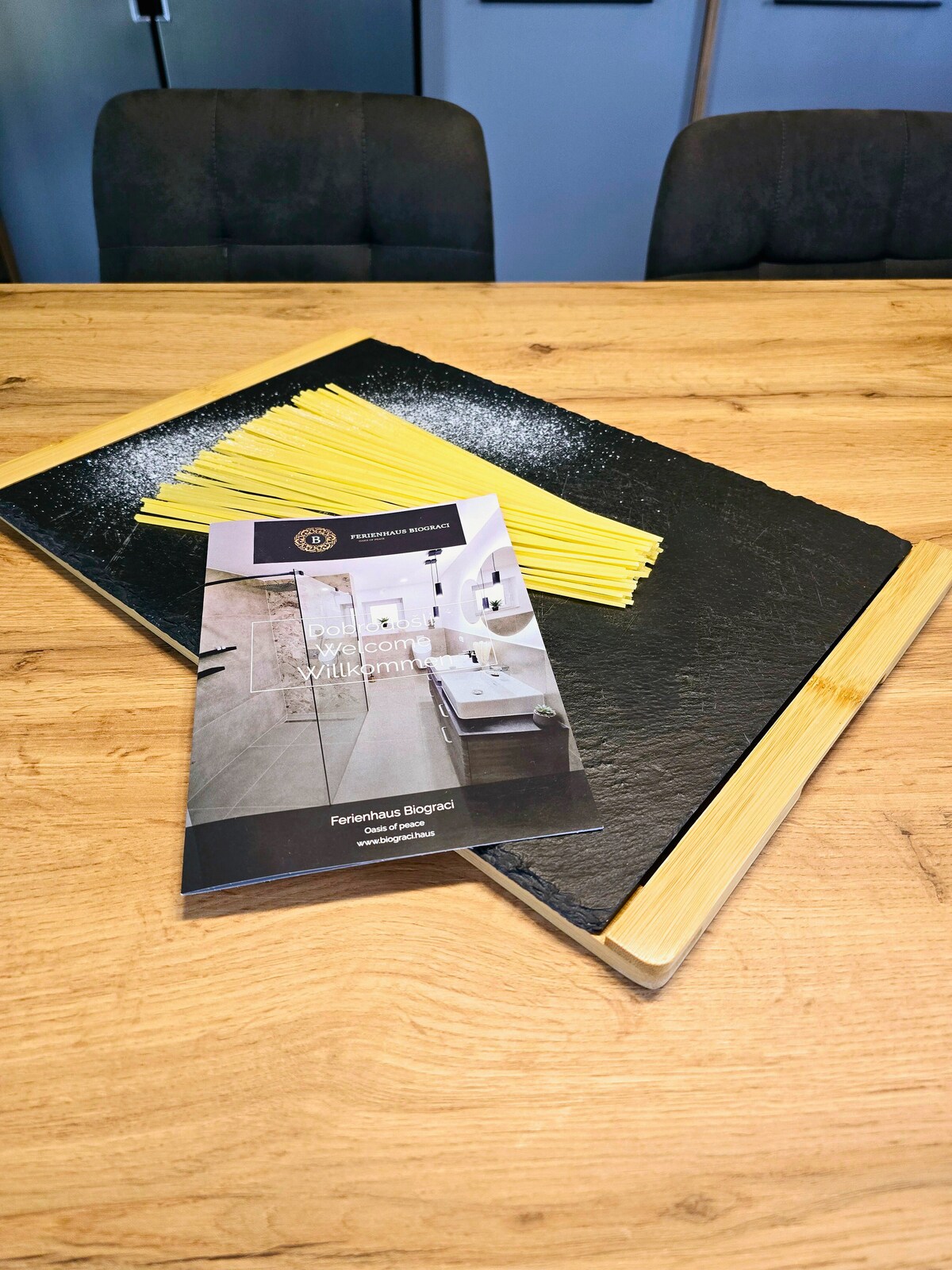 G&auml;stebuch und Willkommensmappe auf dem Esstisch, Ferienhaus Biograci