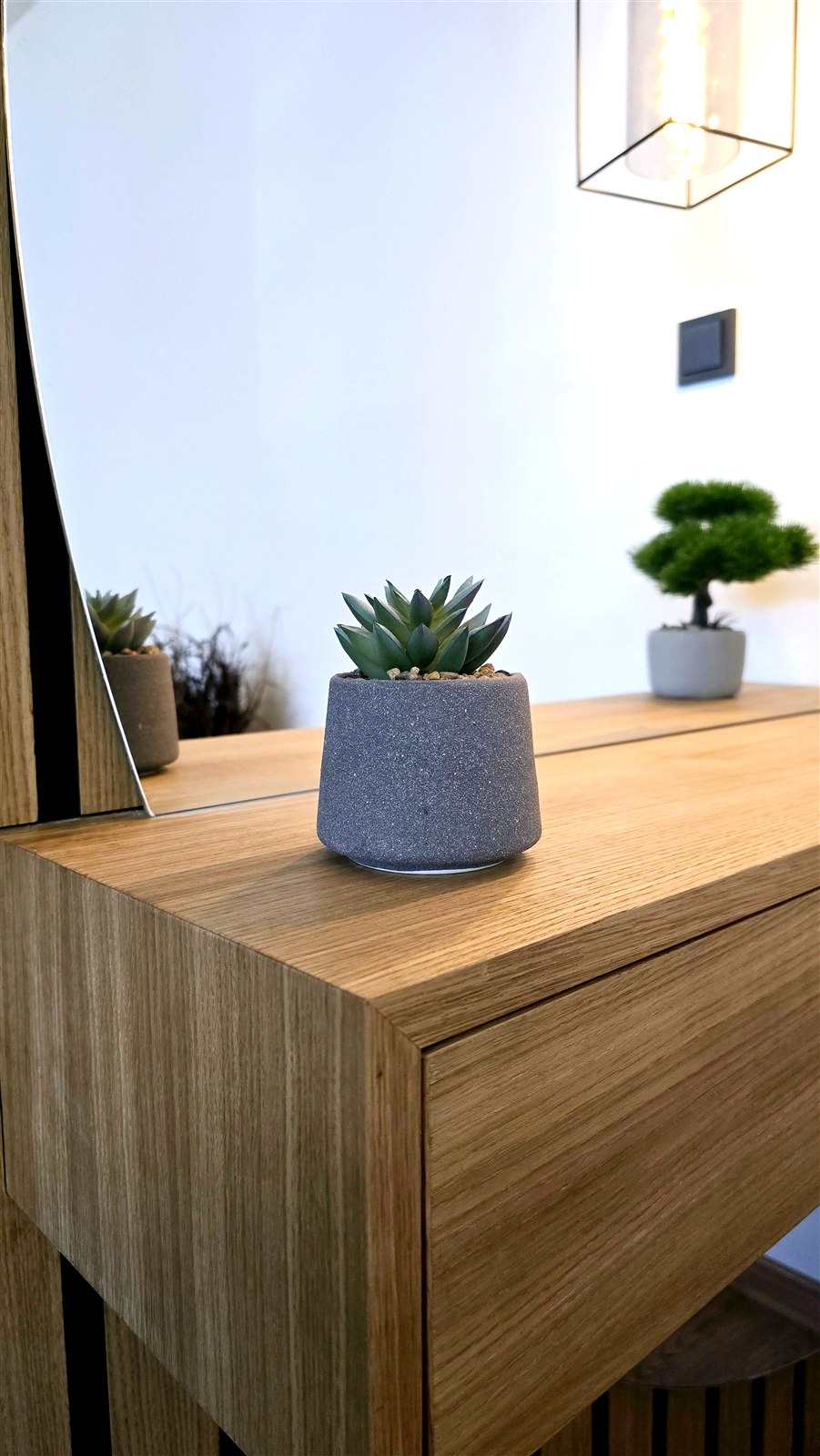 Sukkulente auf Konsole mit Spiegel und Bonsai, Schlafzimmer 2 Ferienhaus Biograci