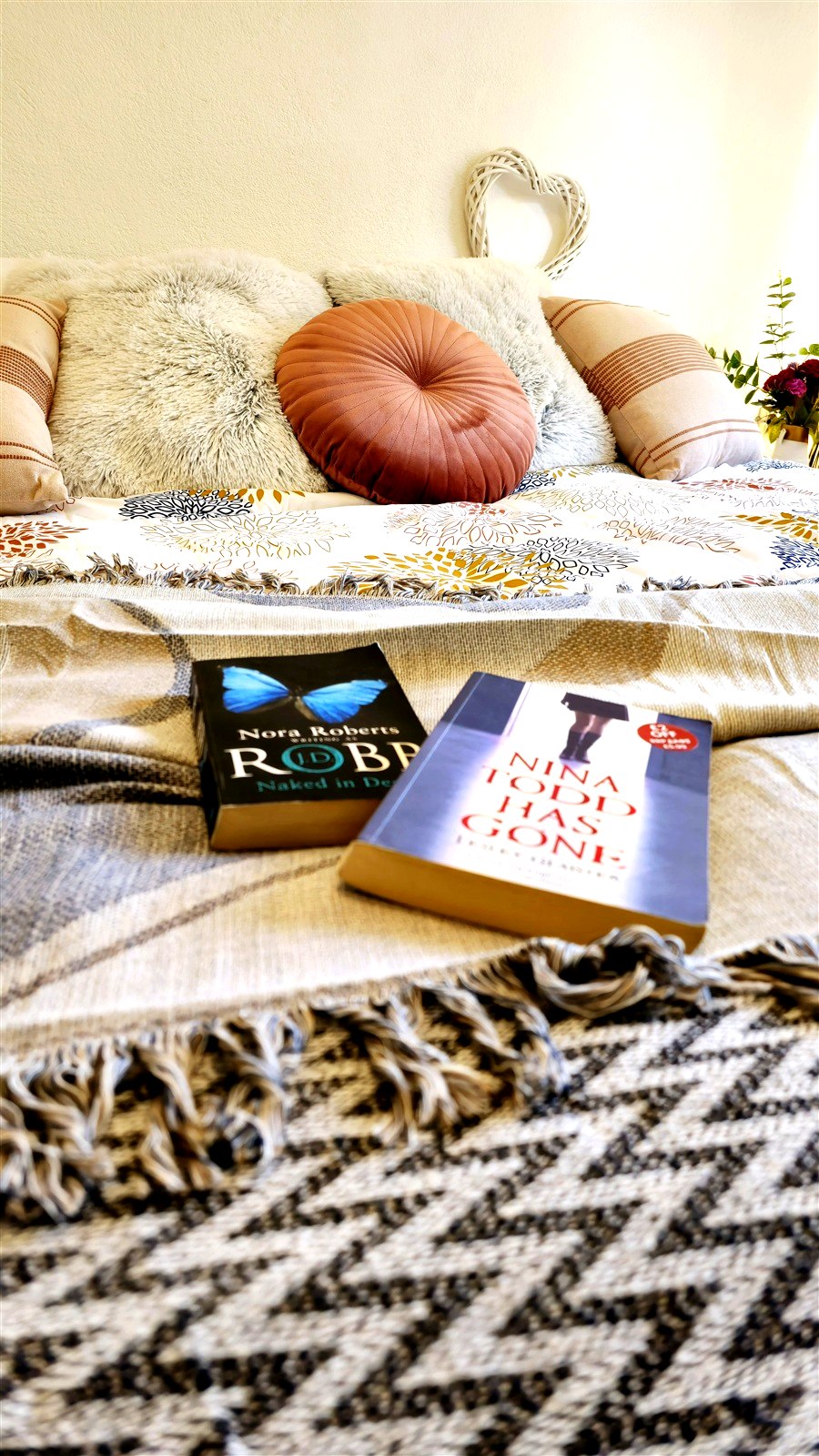 Gem&uuml;tliches Bett mit B&uuml;chern und Herzkissen, Schlafzimmer 1 Ferienhaus Biograci