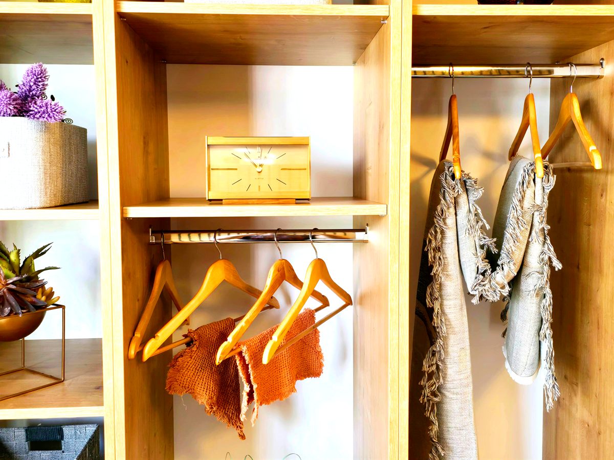 Kleiderschrank-Detail mit Kleiderb&uuml;geln und Aufbewahrung, Schlafzimmer 2