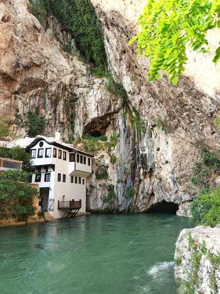 Tekke di Blagaj monastero derviscio costruito nella parete rocciosa alla sorgente del fiume Buna
