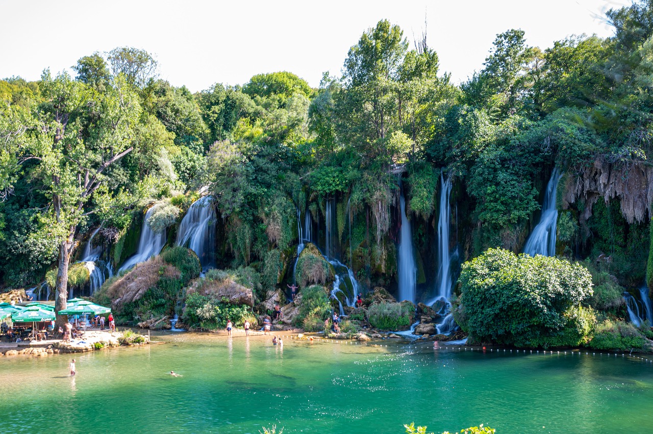 Panoramski pogled na slapove Kravica s tirkiznom vodom