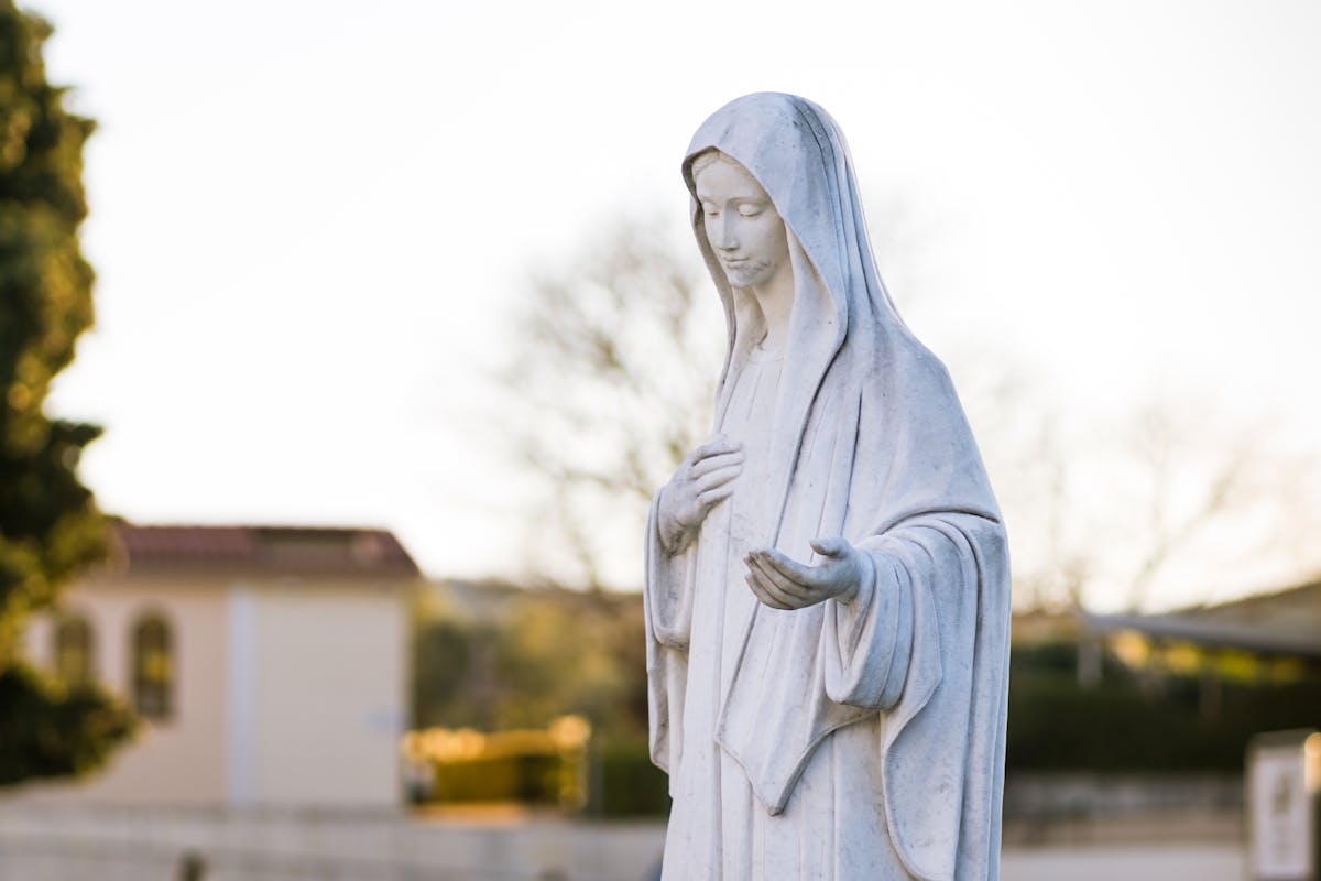 Statue de la Vierge Marie à Medjugorje au coucher du soleil