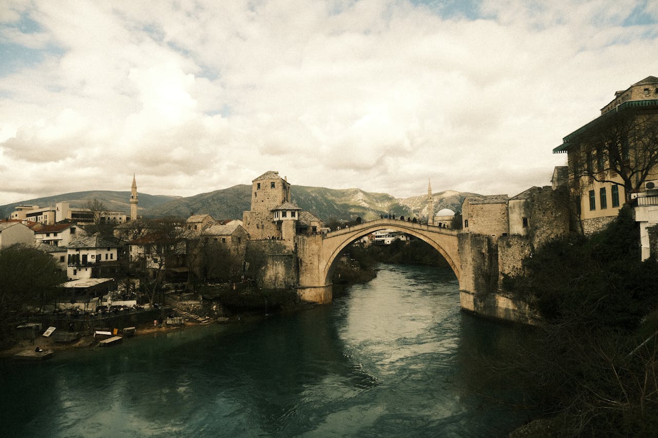 Alte Brücke von Mostar (Stari Most) über dem smaragdgrünen Neretva-Fluss